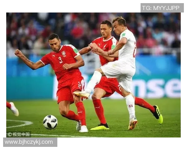 足球女星精彩瞬间凝聚力量与优雅的完美交融,展现霸气与美丽