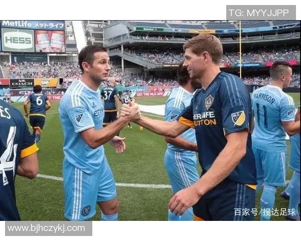 历代足坛巨星同框定格经典瞬间展现足球传奇风采