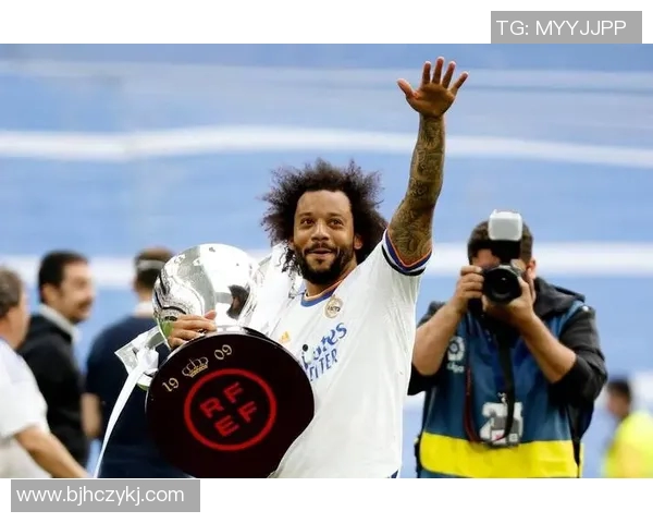 足球传奇落幕：回顾球星退役的辉煌时刻与未来之路